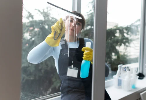Nettoyage de vitres intérieures et extérieures à la Colombe